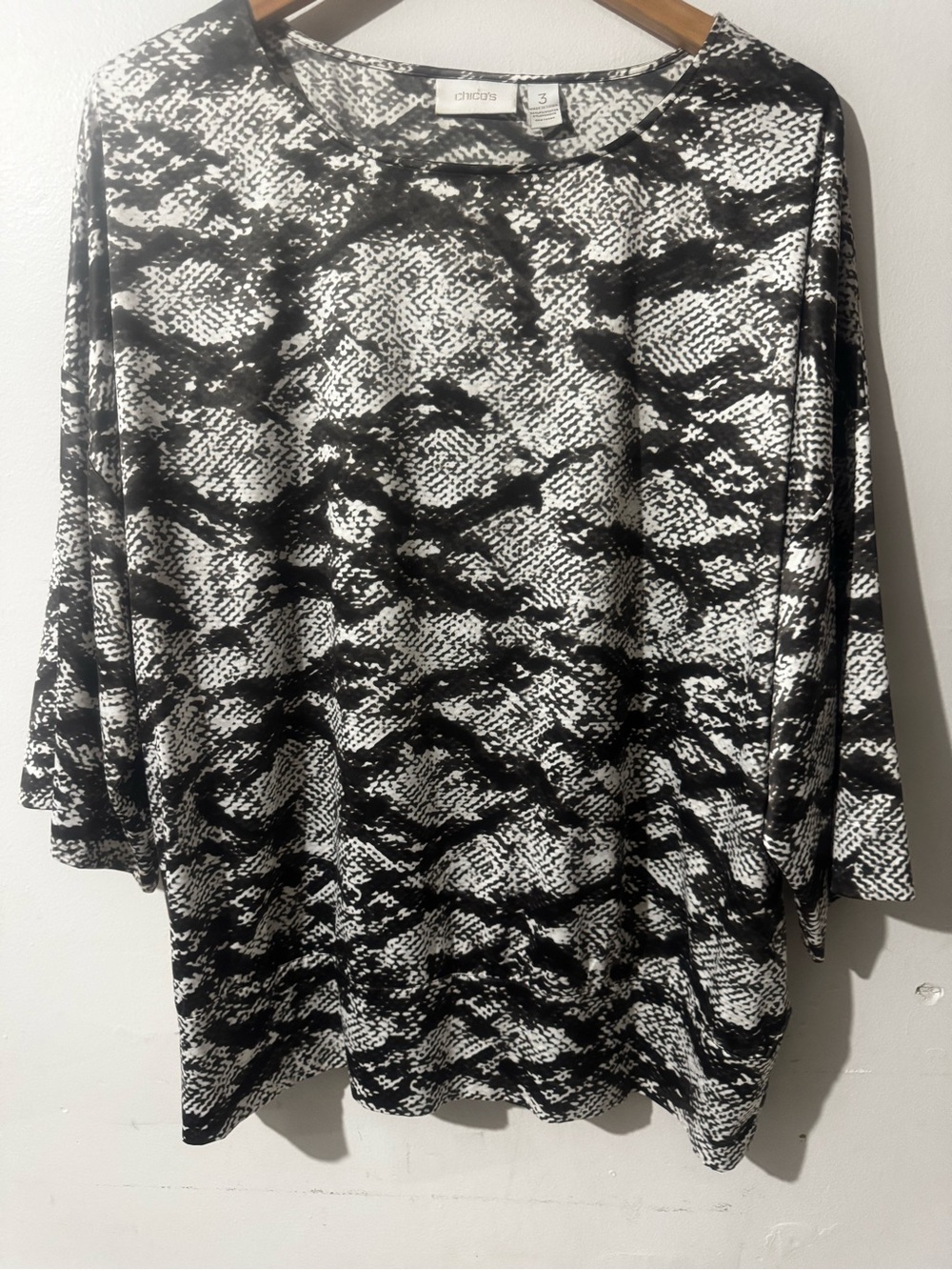 Chico's Black and White Abstract Print Long Sleeve Tee